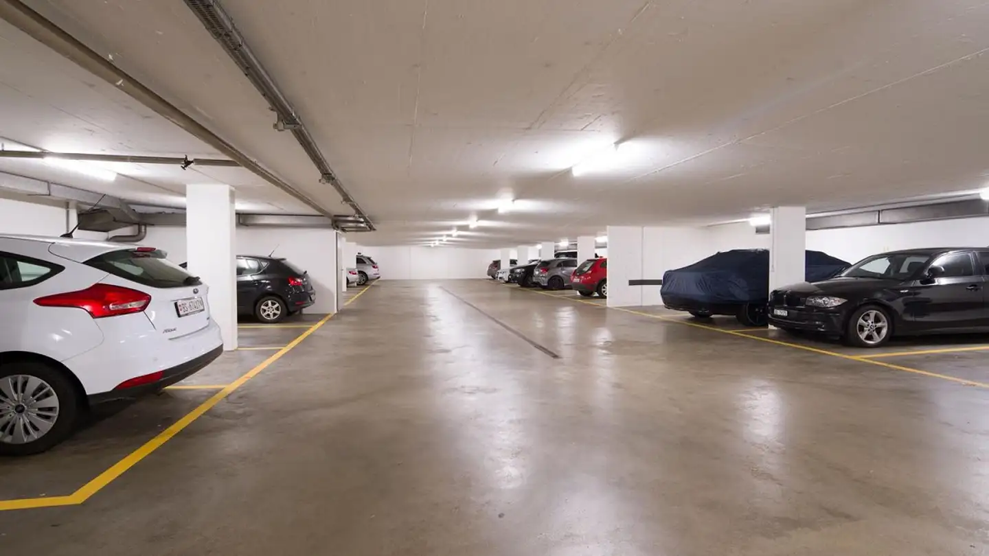 Place de parking extérieure à louer - Im Zentrum, 8604 Volketswil