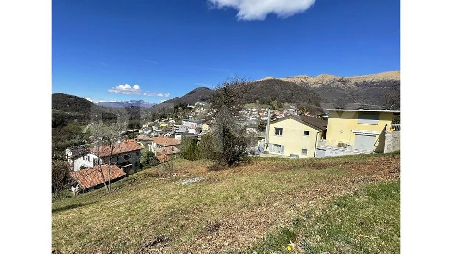 Constructible plot for sale - 6986 Novaggio