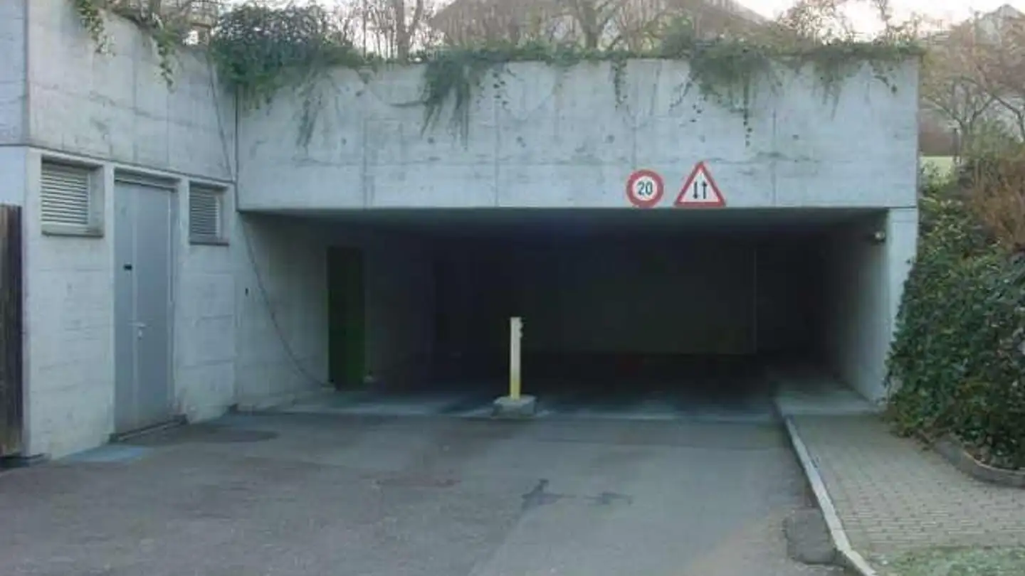 Place de parking souterraine à louer - 8902 Urdorf