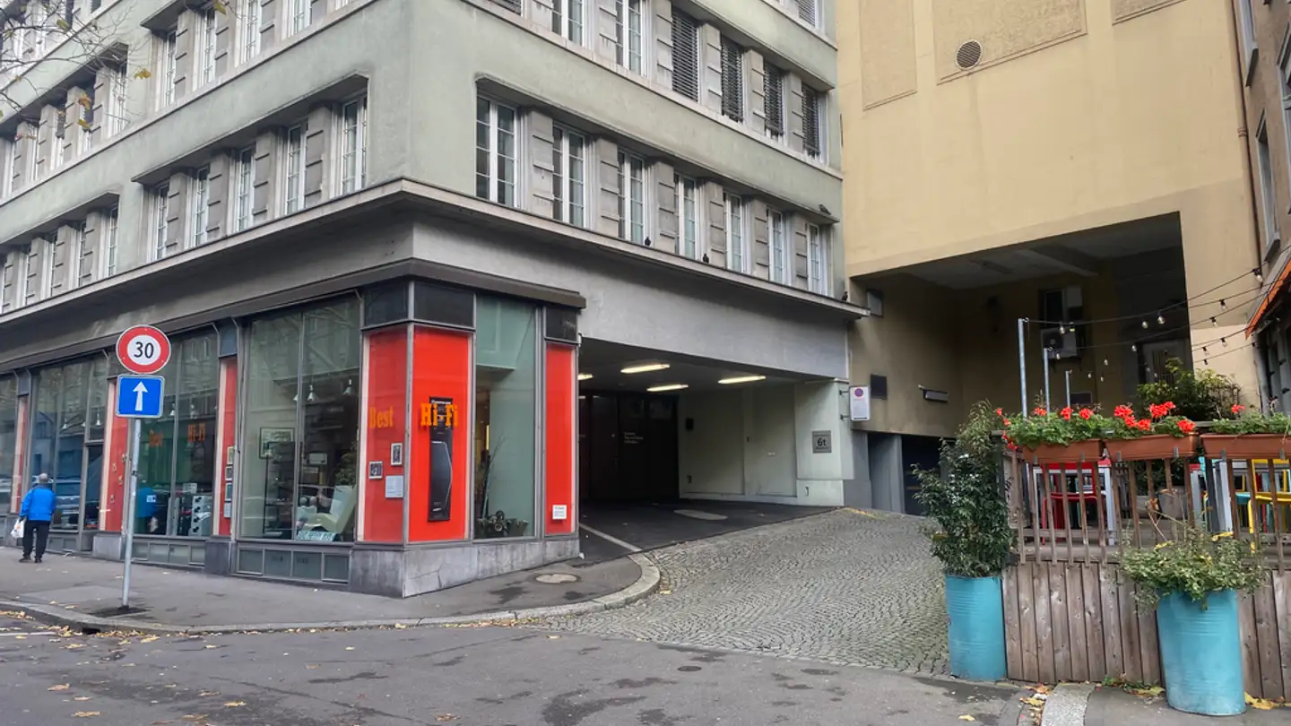Place de parking souterraine à louer - Stampfenbachstrasse 12, 8001 Zürich