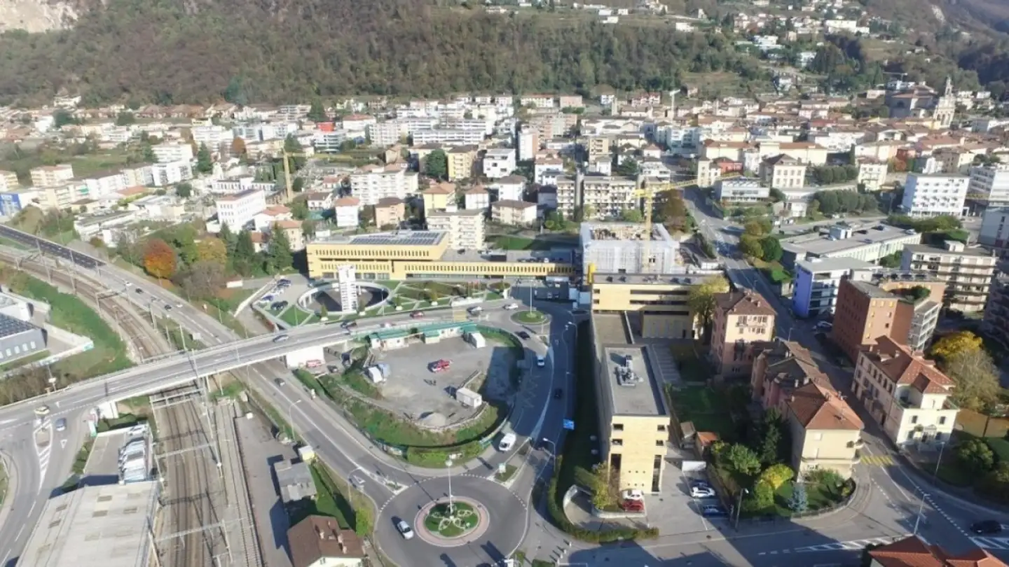Mixed-use building for rent - 6850 Mendrisio