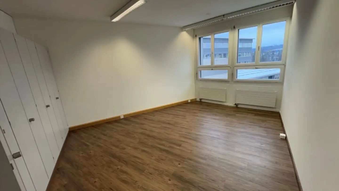 Bürofläche mieten - Stationsstrasse 57, 8606 Nänikon - Foto 2