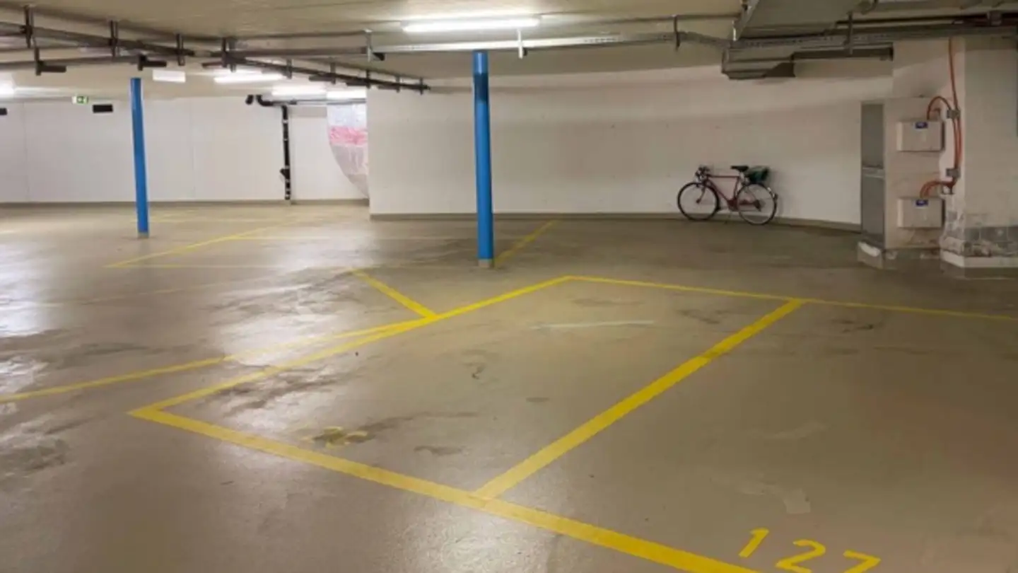 Place de parking souterraine à louer - Manessestrasse 85, 8045 Zürich