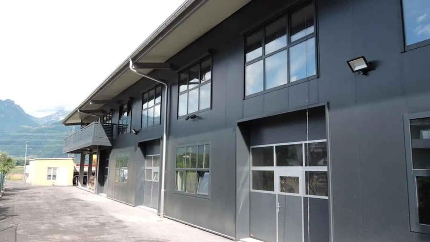 Mixed-use building for rent - 1852 Roche VD