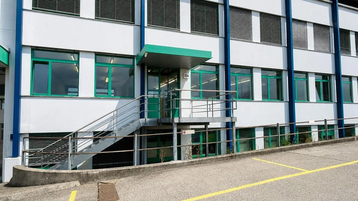Commercial à louer - Lohwisstrasse 32a, 8123 Ebmatingen