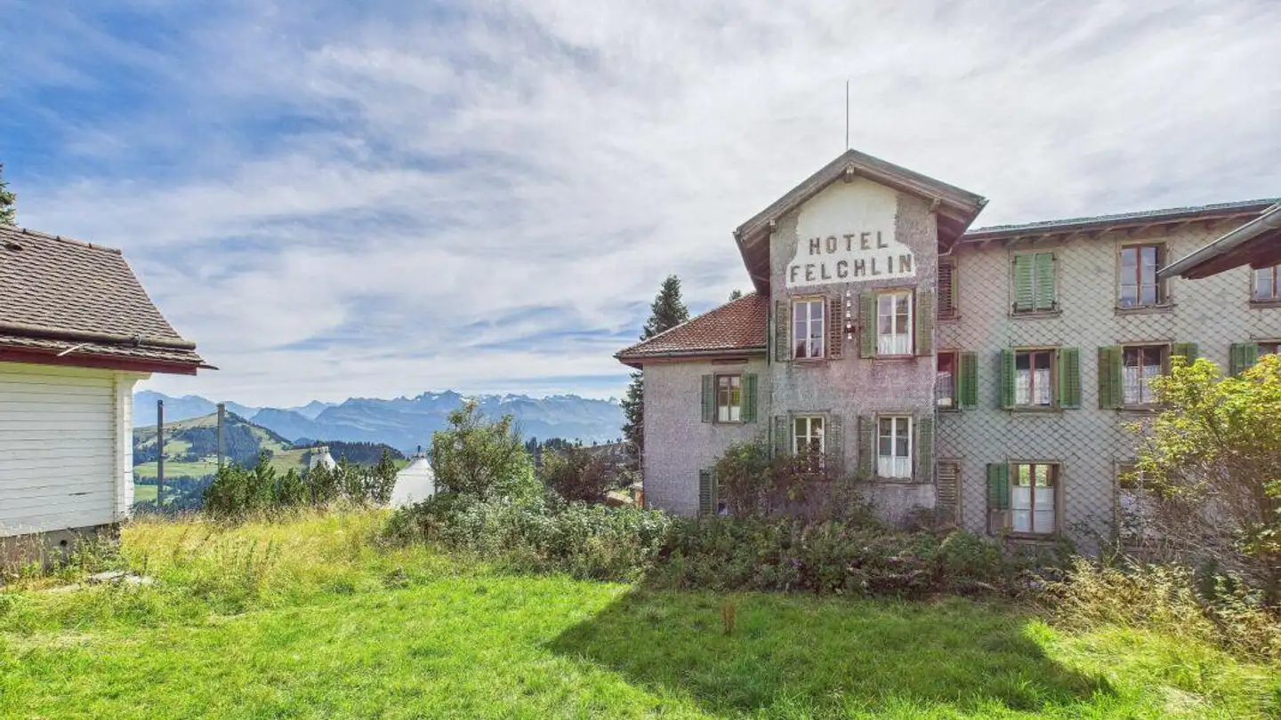 Mixed-use building for sale - 6410 Rigi Staffel