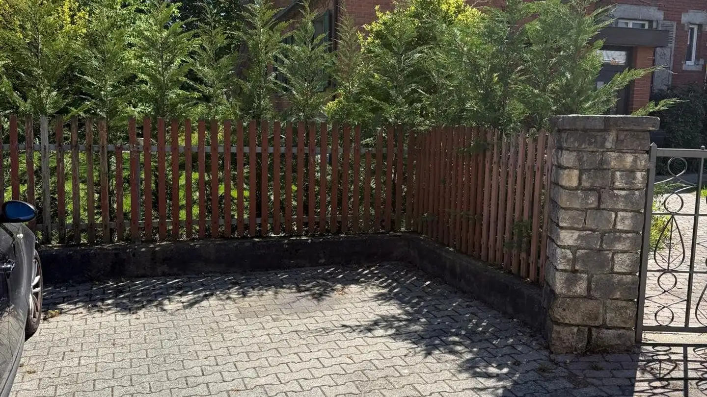 Place de parking extérieure à louer - Chemin De La Course / Rennweg 86, 2504 Biel/Bienne