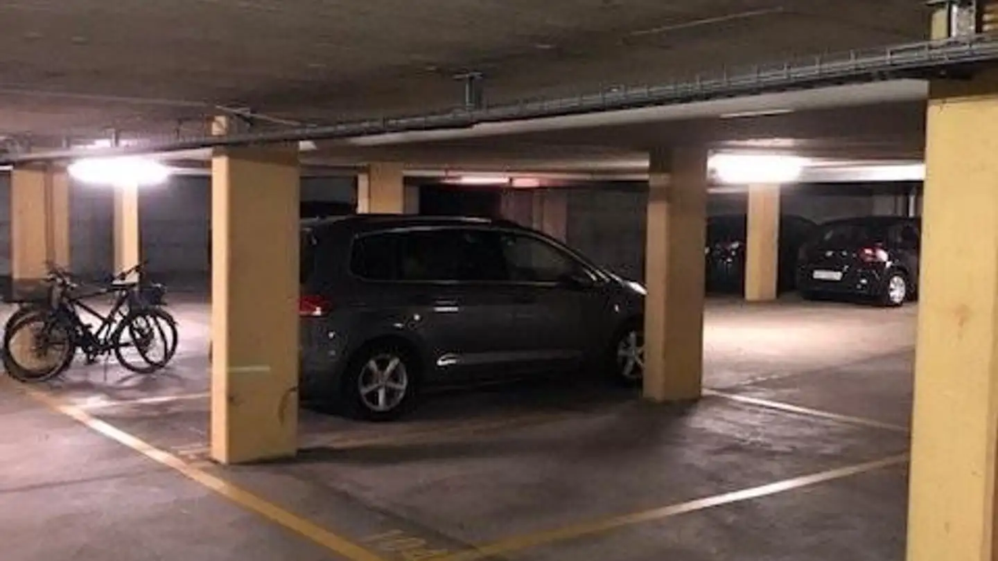 Place de parking souterraine à louer - Schwandenholzstrasse 242, 8046 Zürich