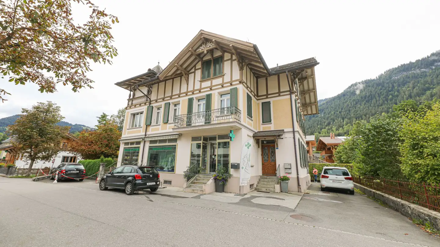 Mischgenutztes Gebäude kaufen - Montreuxstrasse, 3770 Zweisimmen