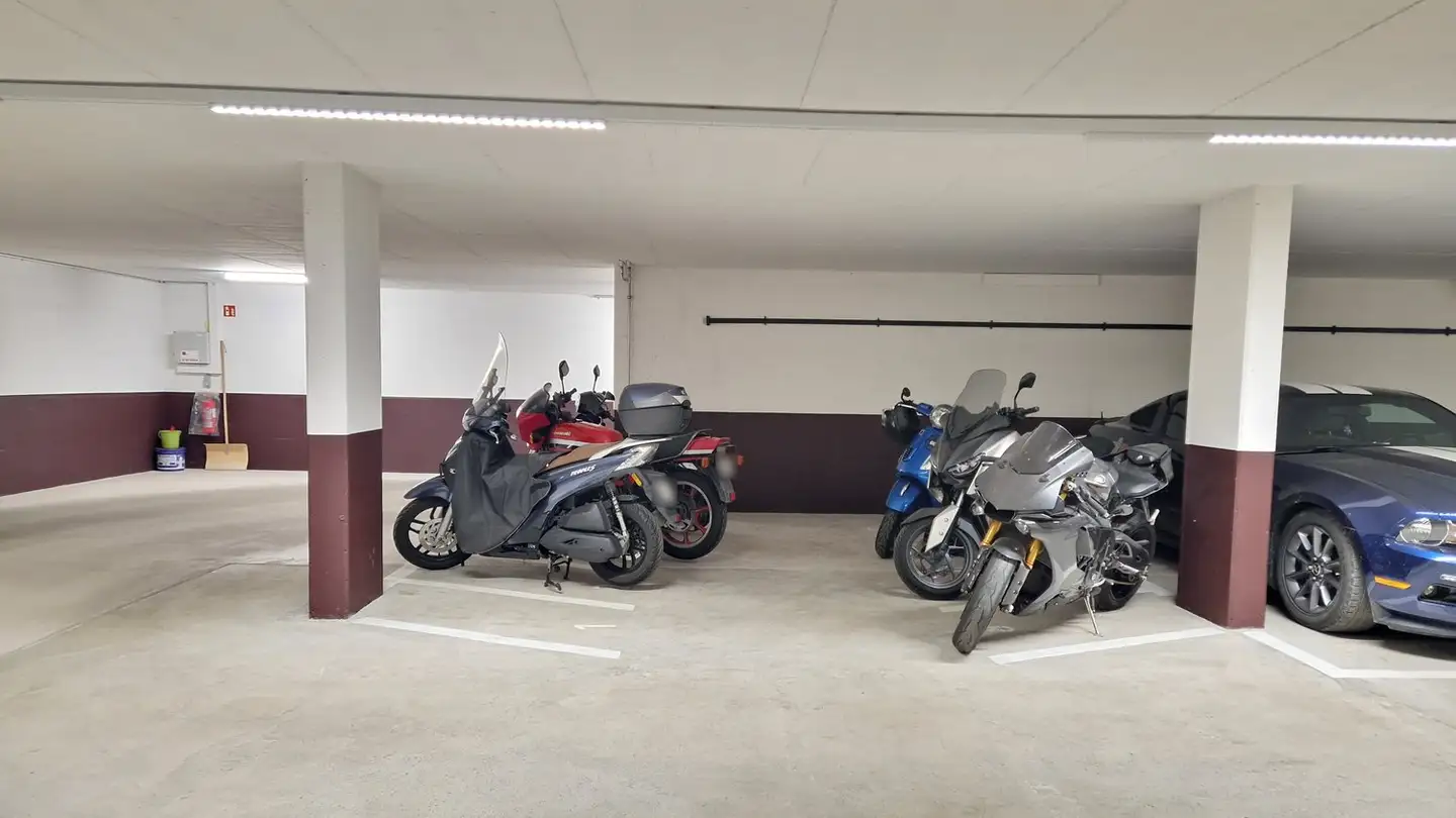 Überdachter Motorradparkplatz mieten - Ormalingerweg 9, 4058 Basel