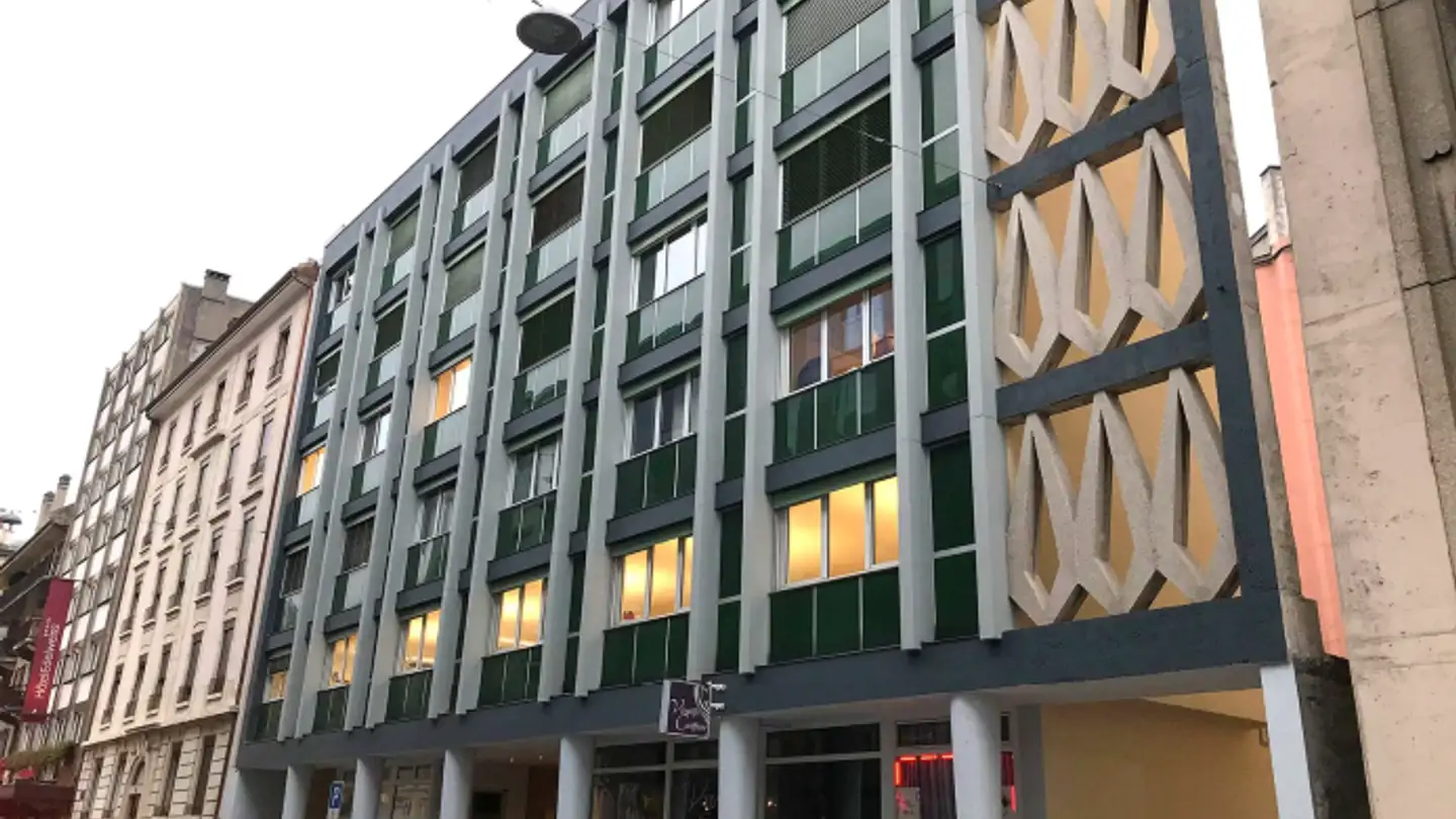 Place de parking extérieure à louer - Rue Abraham- Gevray 6, 1201 Genève