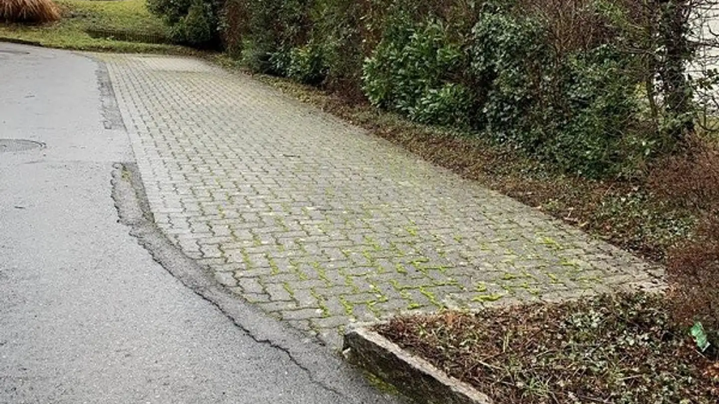 Outdoor parking space for rent - Schoneggstrasse 16, 3700 Spiez