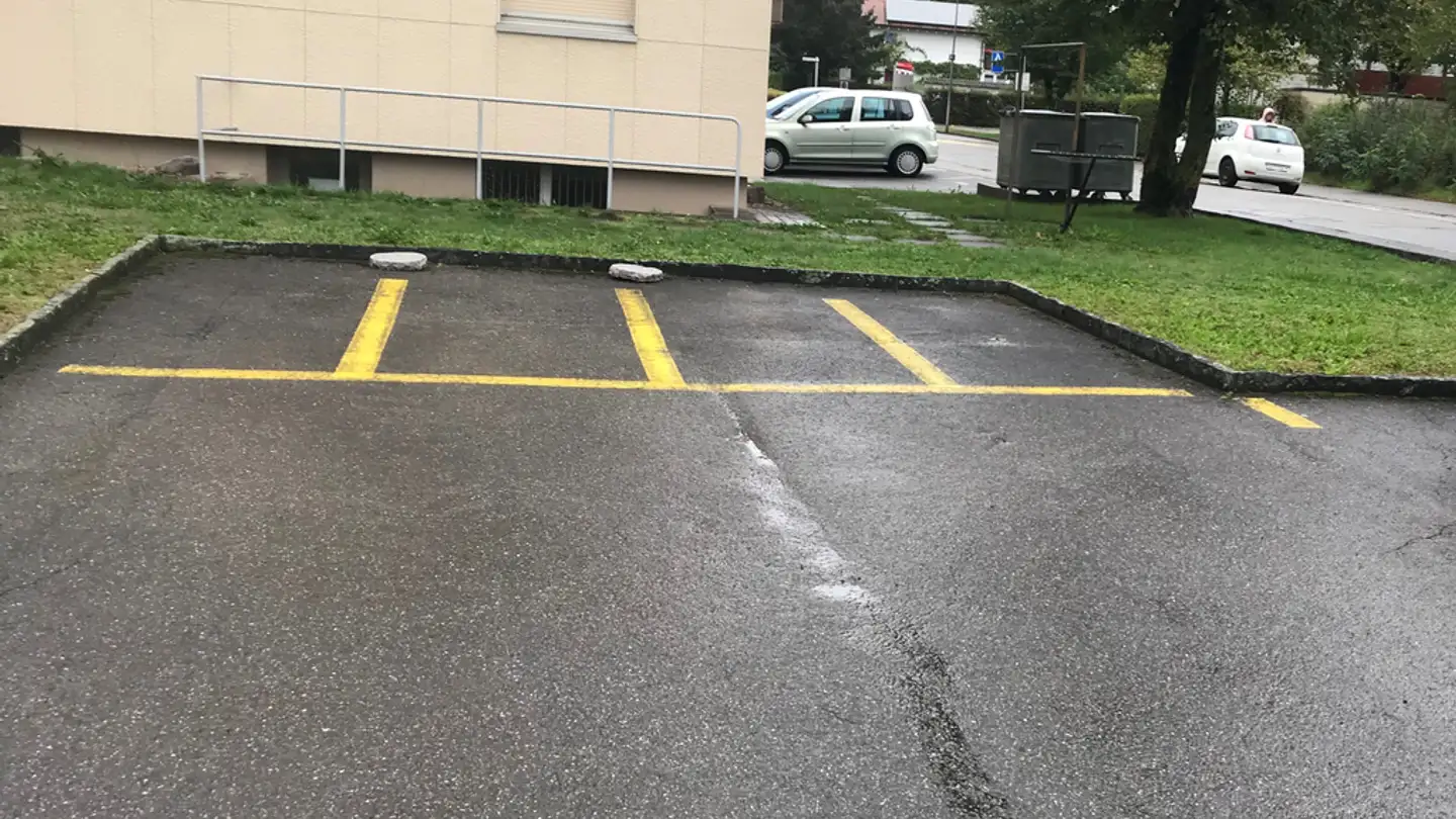 Überdachter Motorradparkplatz mieten - Brotkorbstrasse 22, 4332 Stein AG