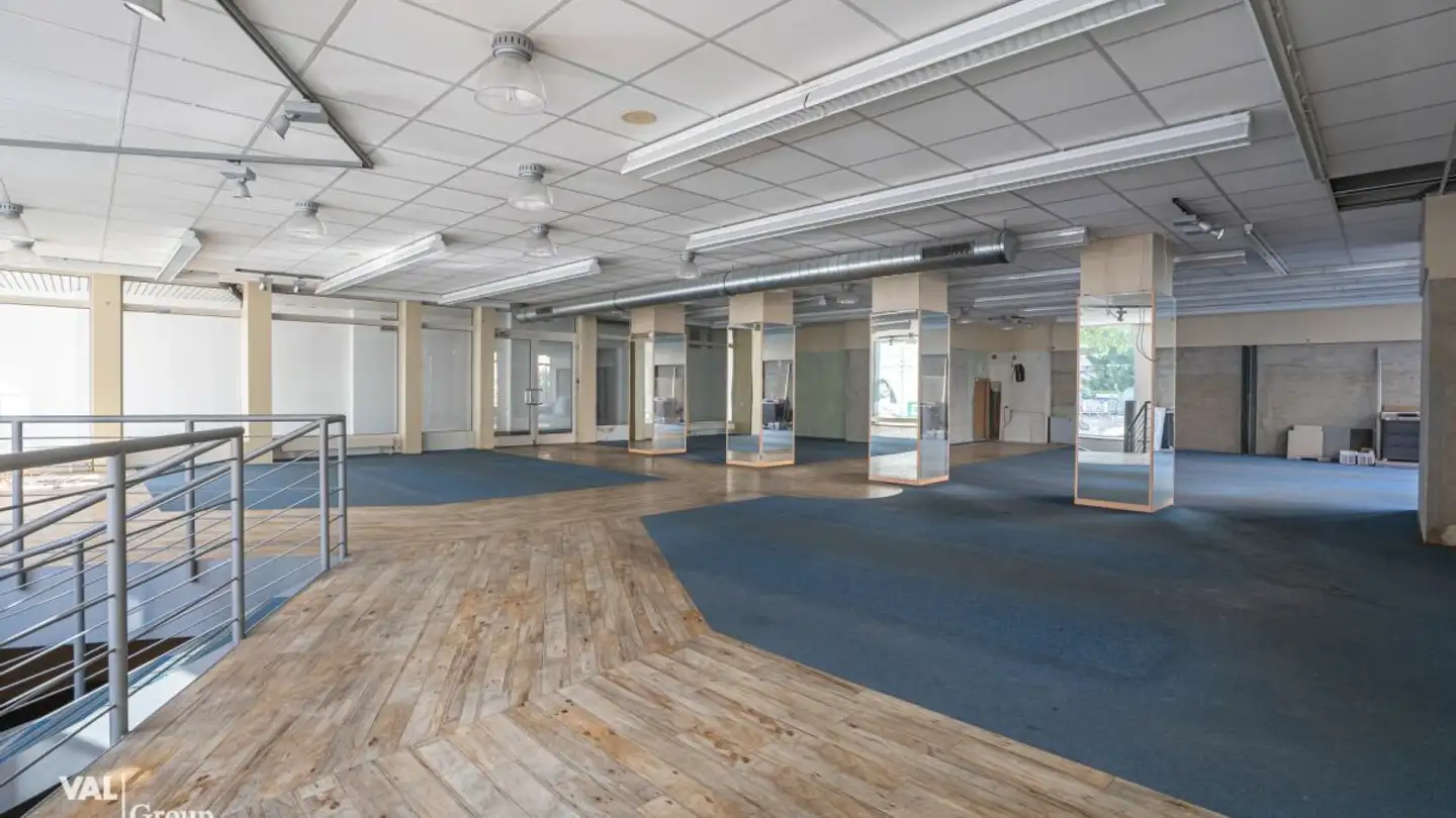 Mixed-use building for rent - 3900 Brig - Photo 2