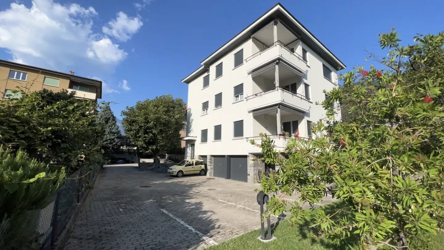Place de parking extérieure à louer - Via Brenno Bertoni 7, 6500 Bellinzona