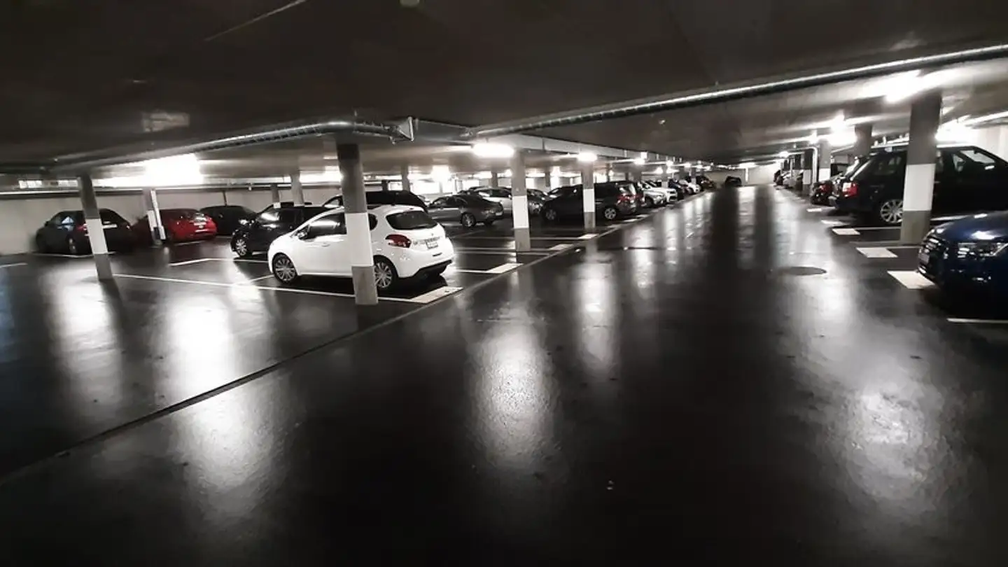 Place de parking intérieure pour moto à louer - Bergstrasse 22, 8953 Dietikon