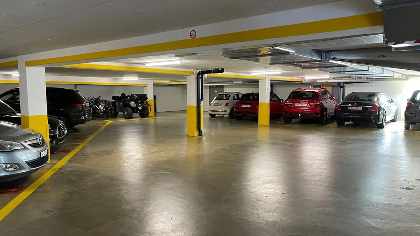 Überdachter Motorradparkplatz mieten - Rheinfallstrasse 9, 8212 Neuhausen am Rheinfall - Foto 3