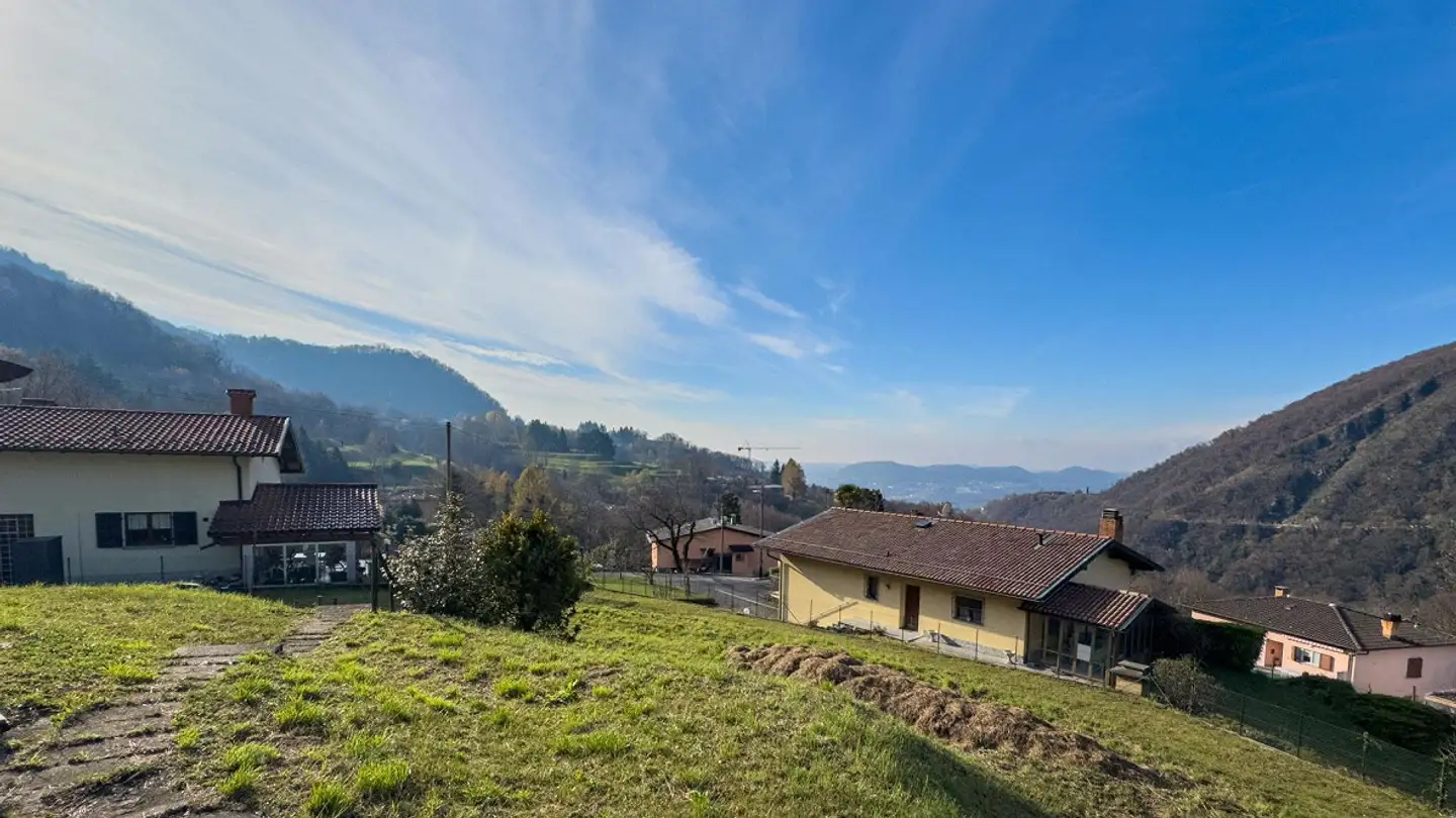 Constructible plot for sale - 6837 Caneggio