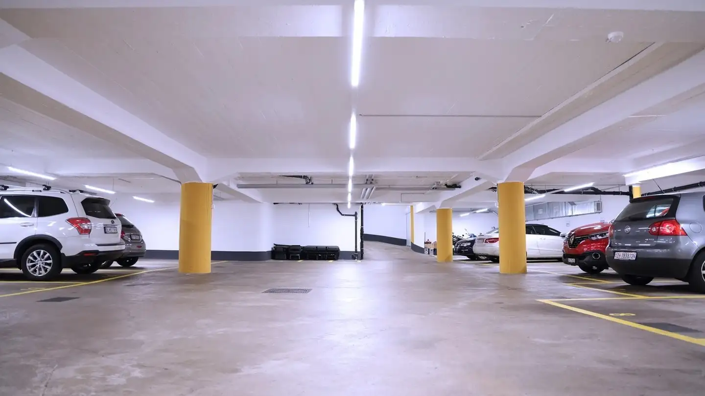Place de parking souterraine à louer - Forchstrasse 163, 8032 Zürich
