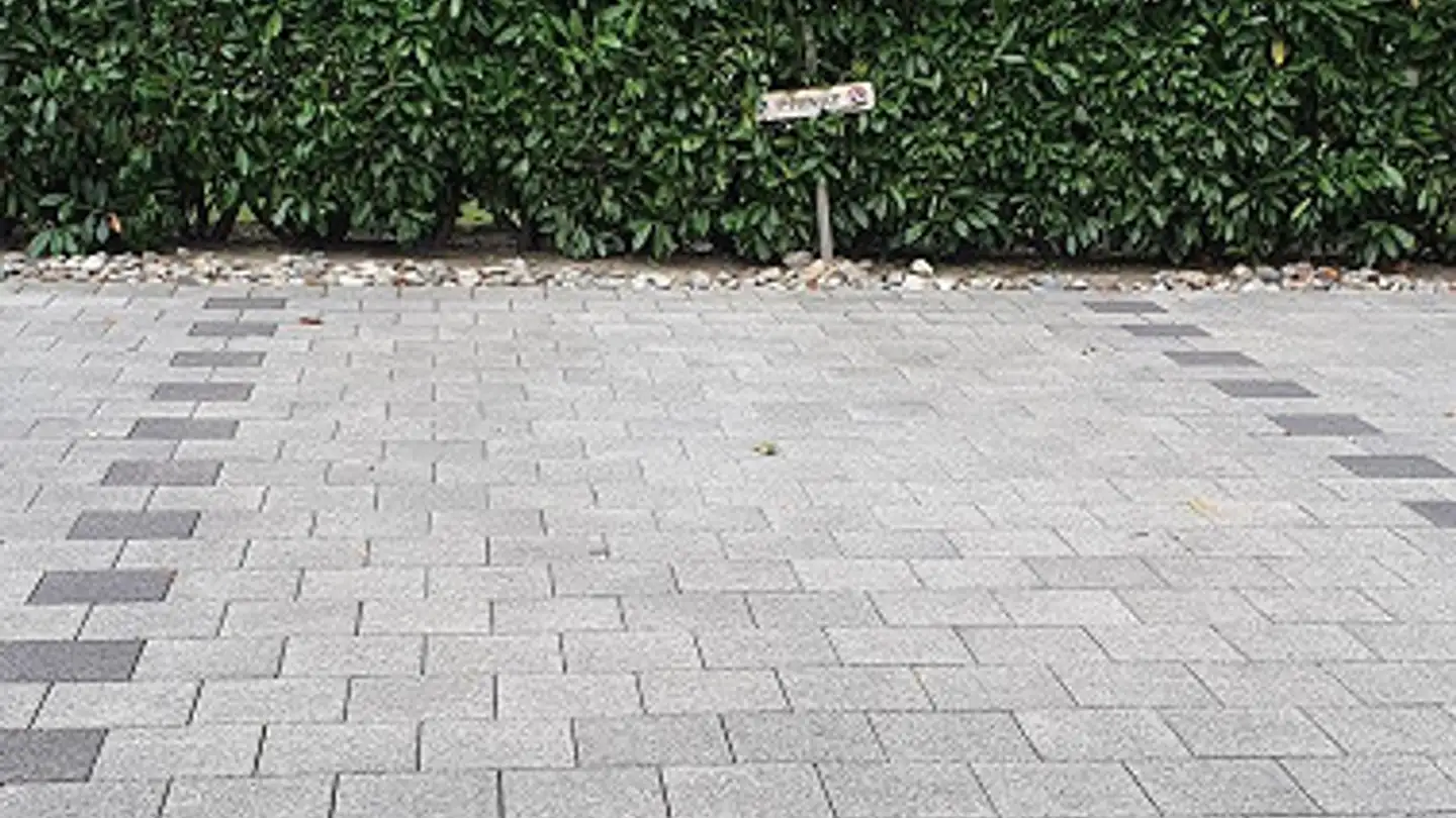 Outdoor parking space for rent - Sur Rieven 13, 7013 Domat/Ems - Photo 2