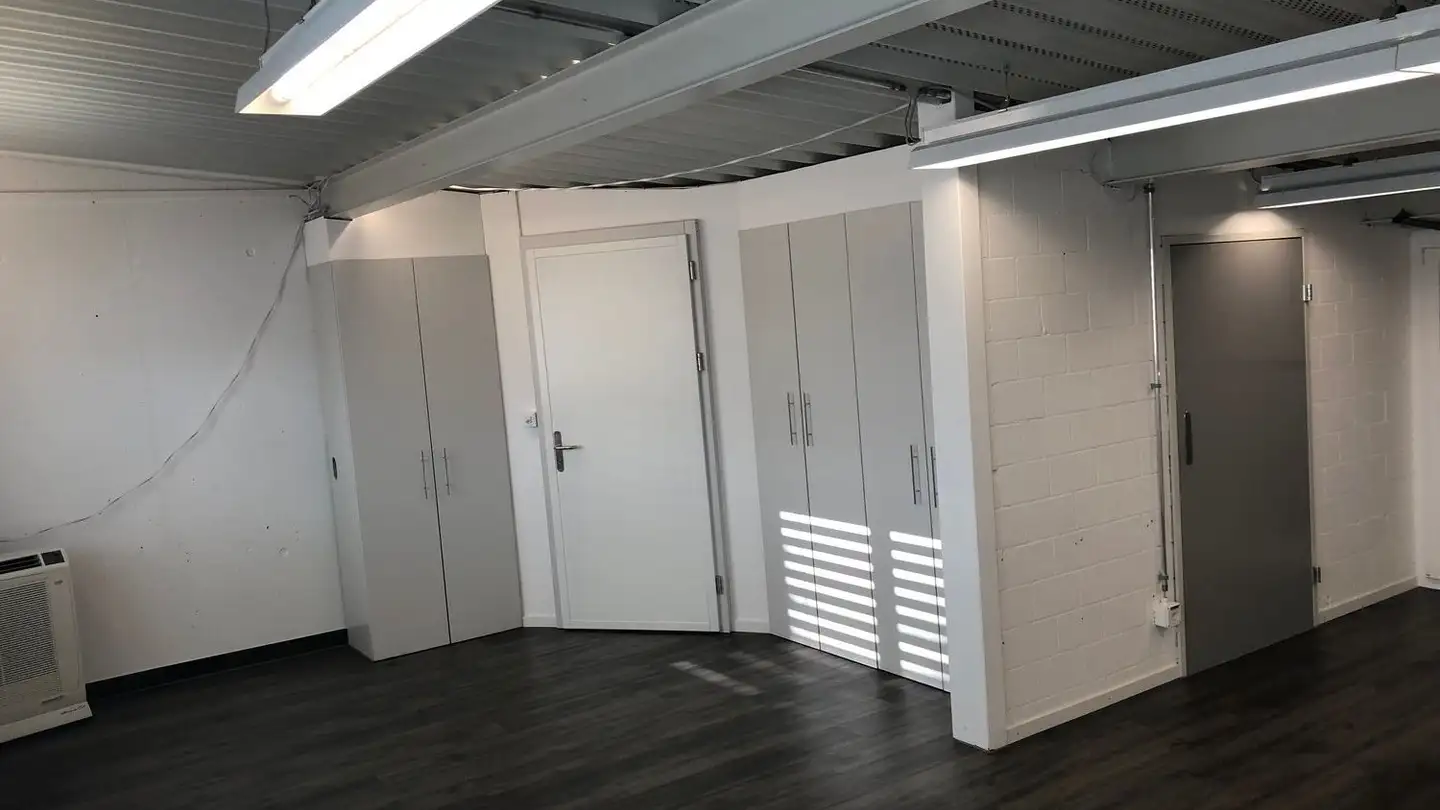 Grande magazzino in affitto - Isenrietstrasse 30, 8617 Mönchaltorf - Foto 2