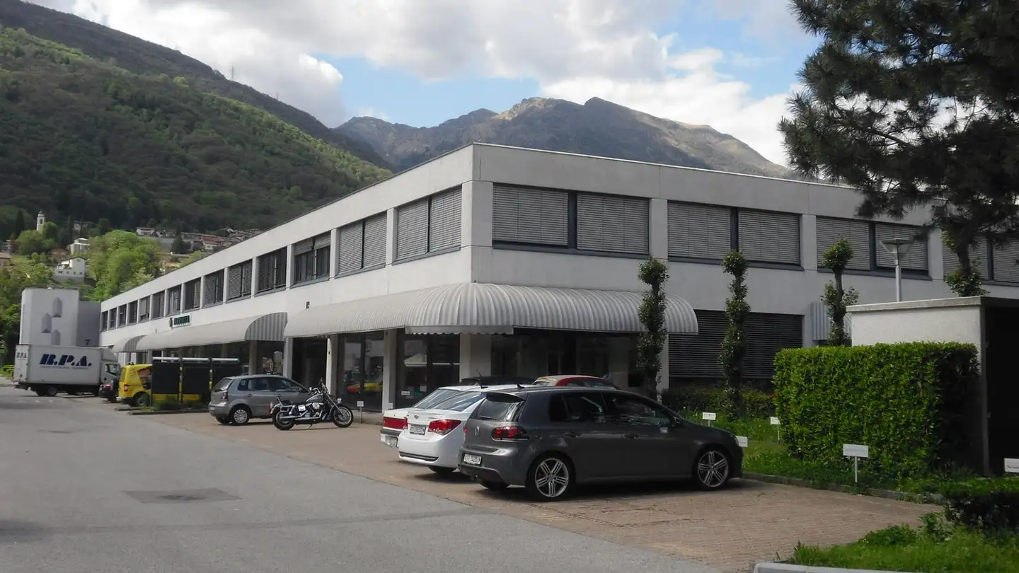 Commercial à louer - Via Carvina 6, 6807 Taverne