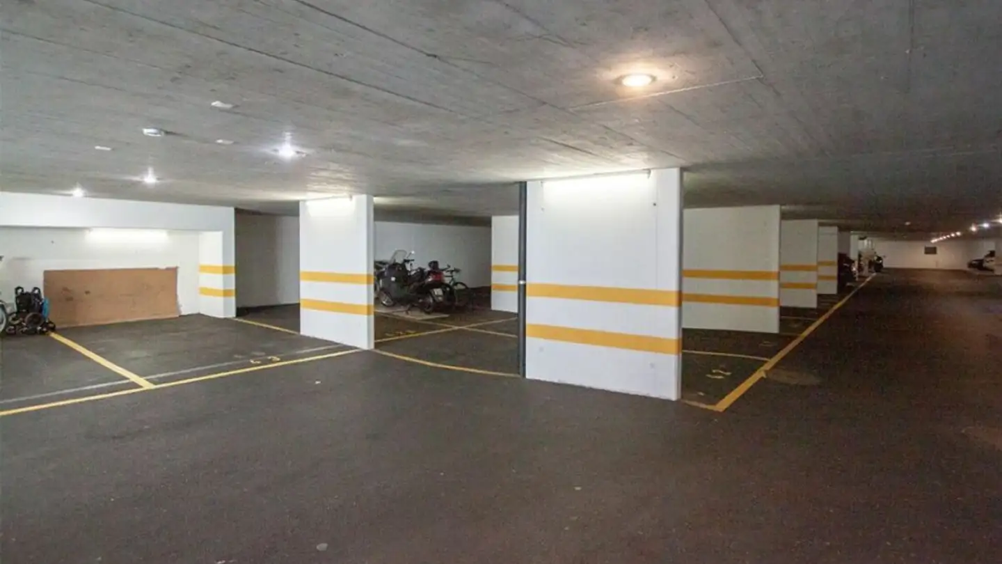 Place de parking extérieure à louer - Via Alle Caragne 2, 6900 Lugano