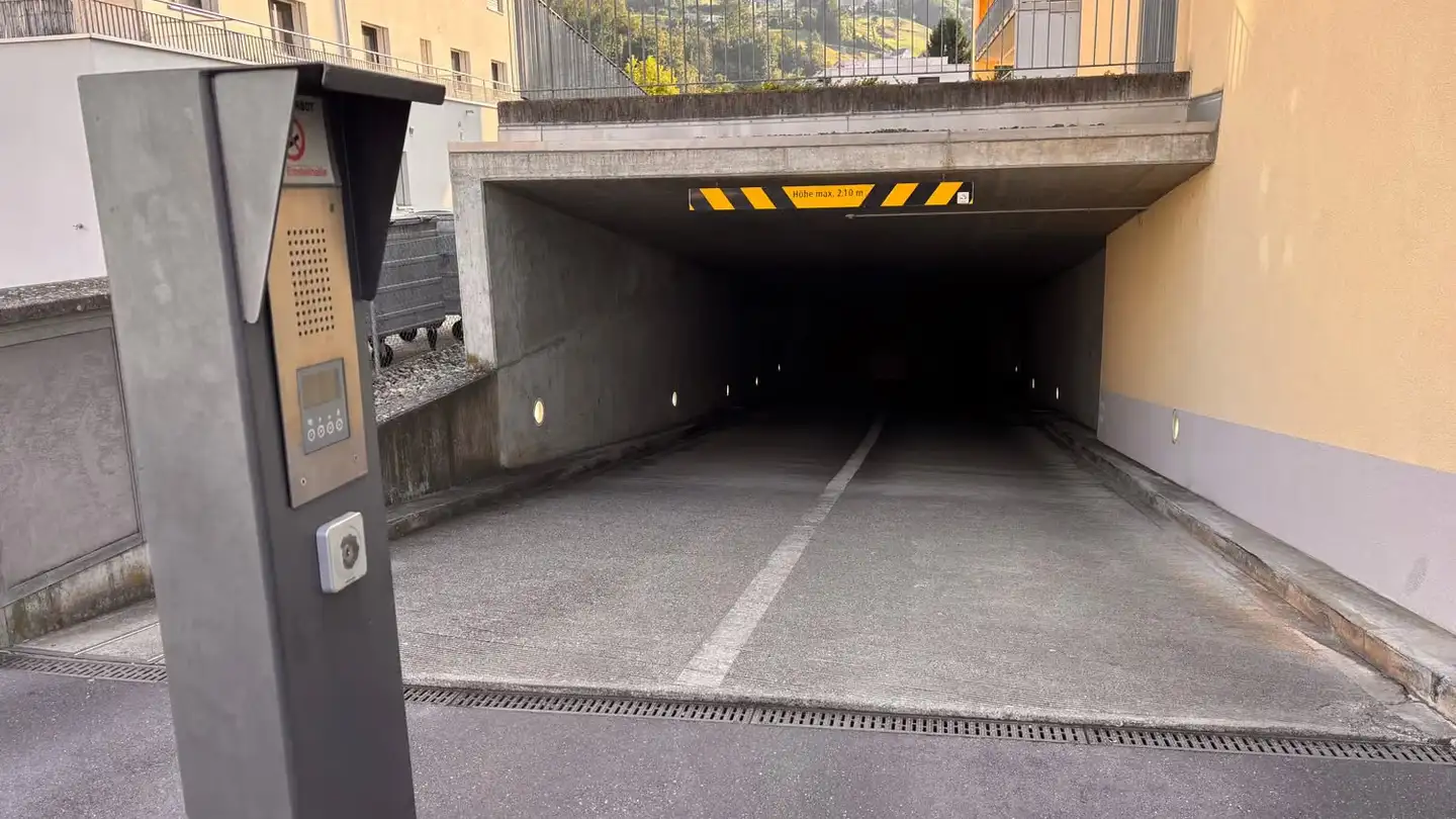 Place de parking souterraine à louer - Eisenburgstrasse, 8854 Siebnen