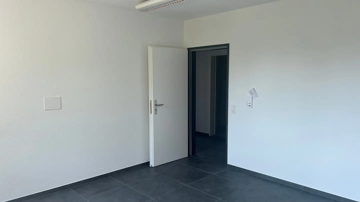 Commercial à louer - Bahnhofstrasse 18, 8197 Rafz - Photo 2