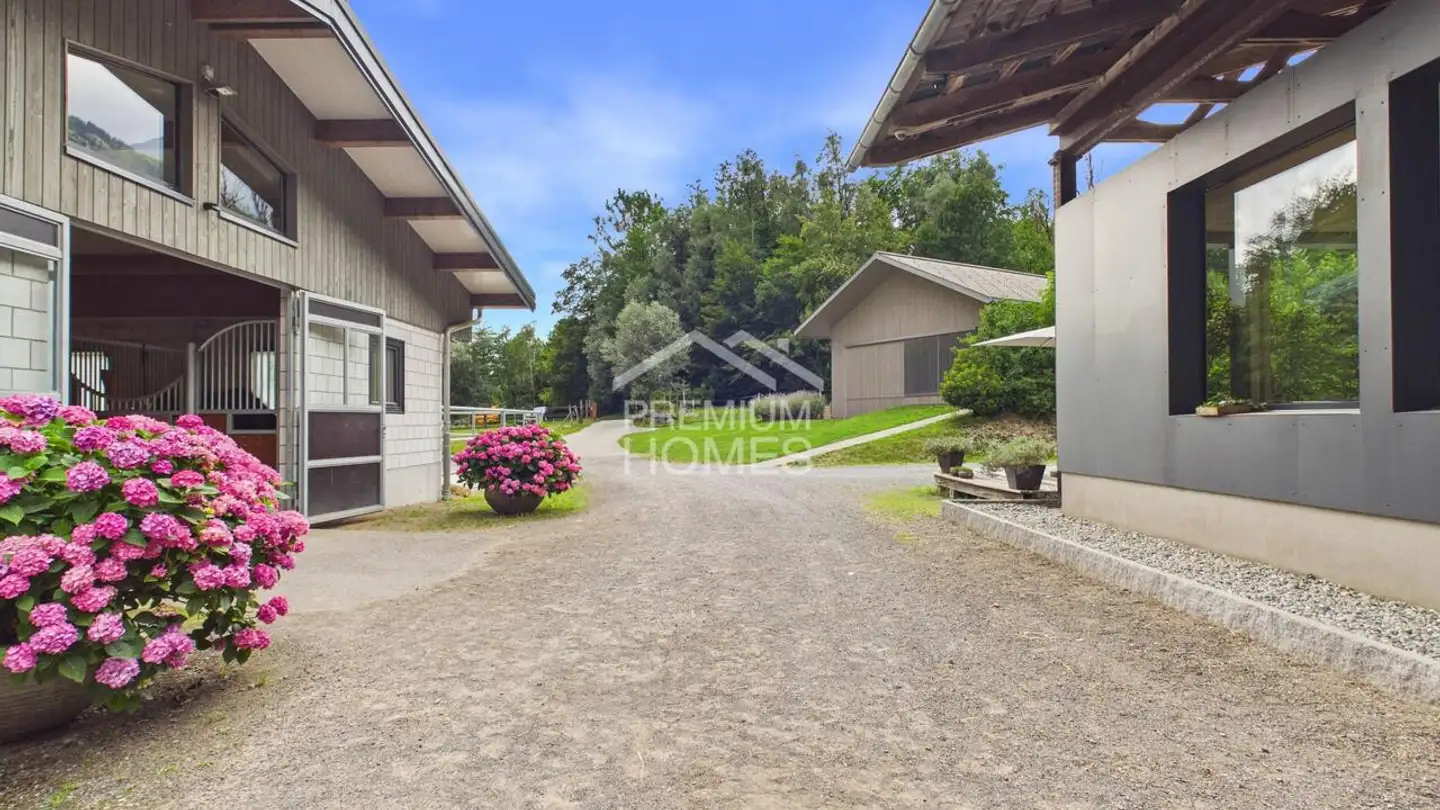 Commercial for sale - 3800 Interlaken