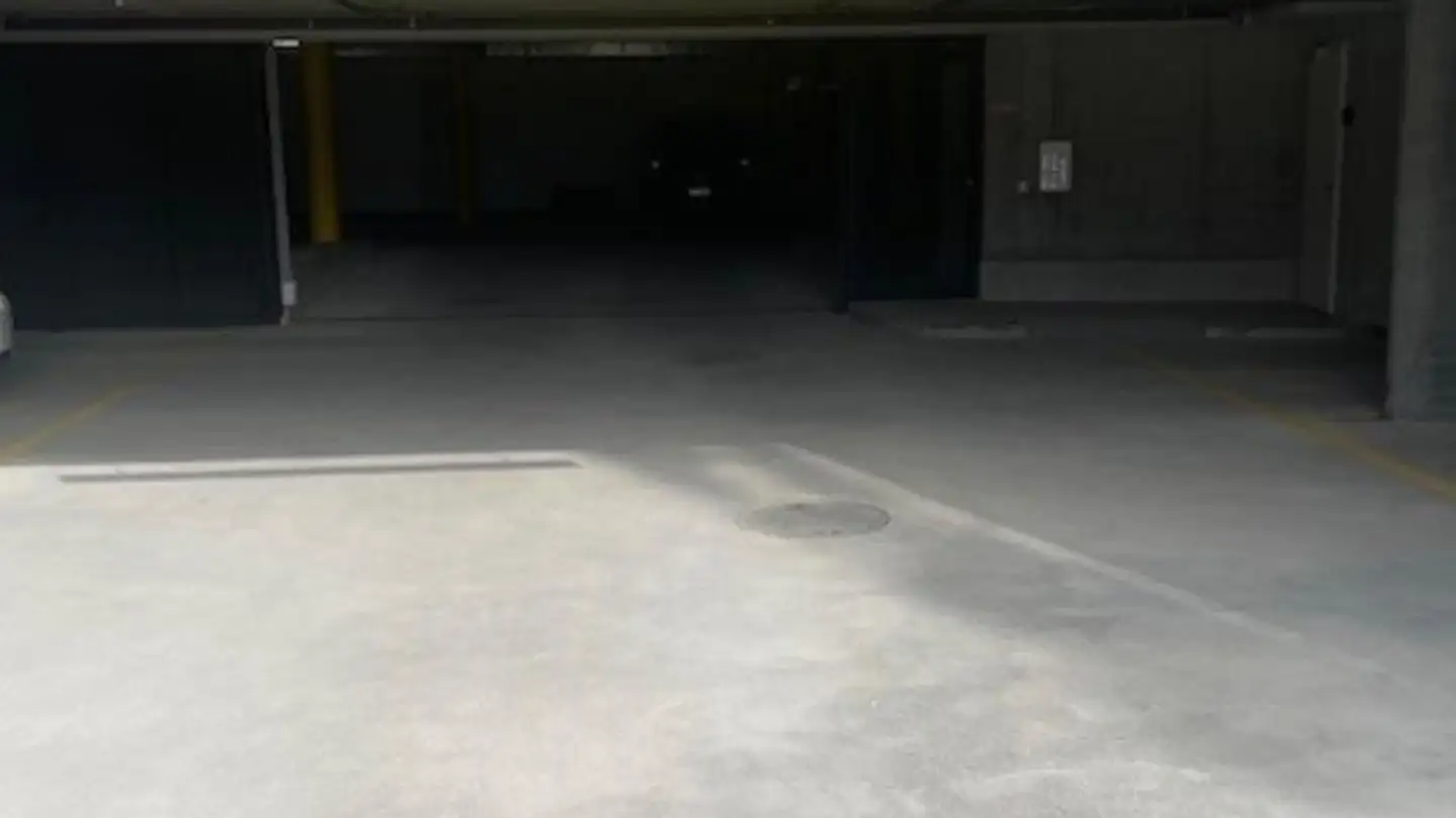 Indoor motorbike parking space for rent - Lutisbachweg 2, 6315 Oberägeri