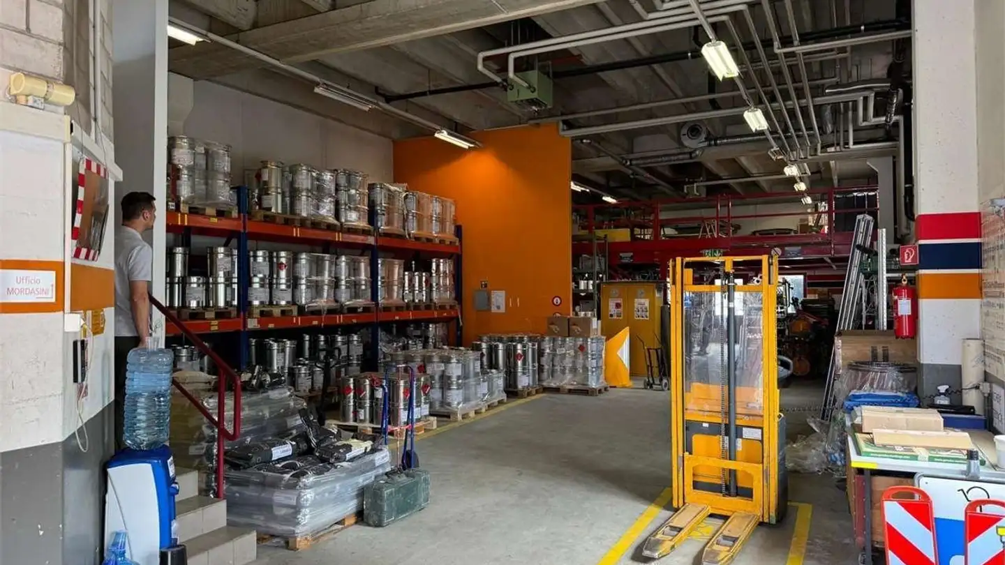 Negozio in affitto - Via Pobbia 4c, 6514 Sementina