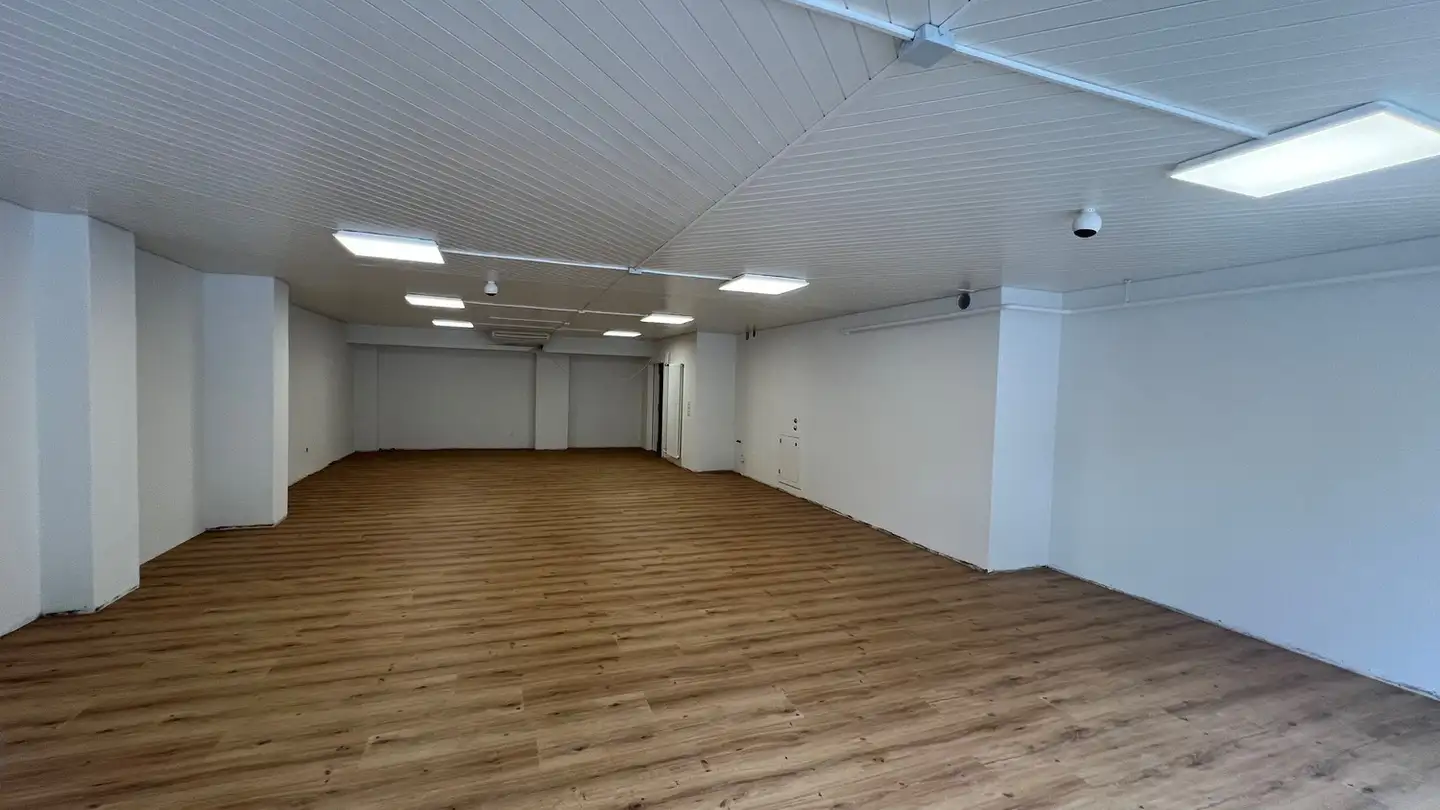 Commercial à louer - Bahnhofstrasse 1, 6312 Steinhausen