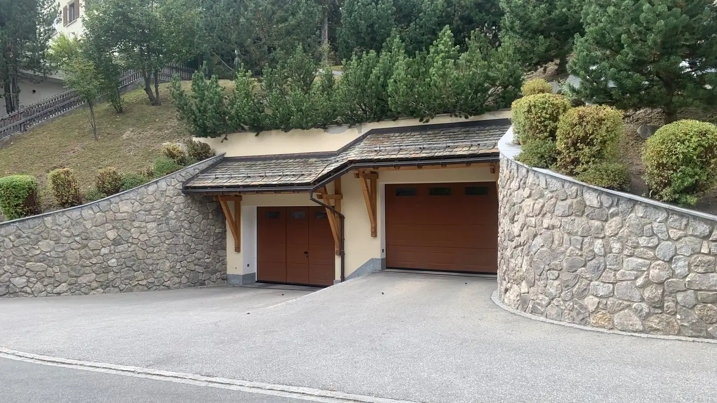 Place de parking souterraine à louer - Via Stredas 16, 7500 St. Moritz