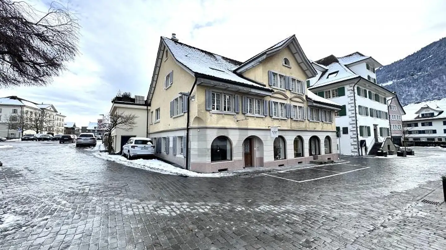 Mixed-use building for sale - 6415 Arth