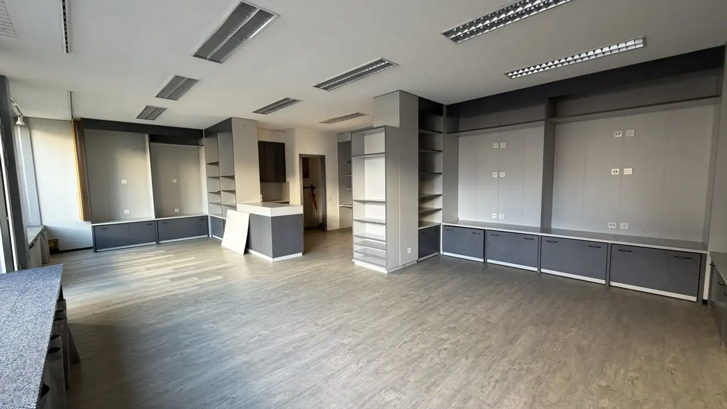 Magasin à louer - Avenue Des Alpes 6, 1870 Monthey - Photo 2