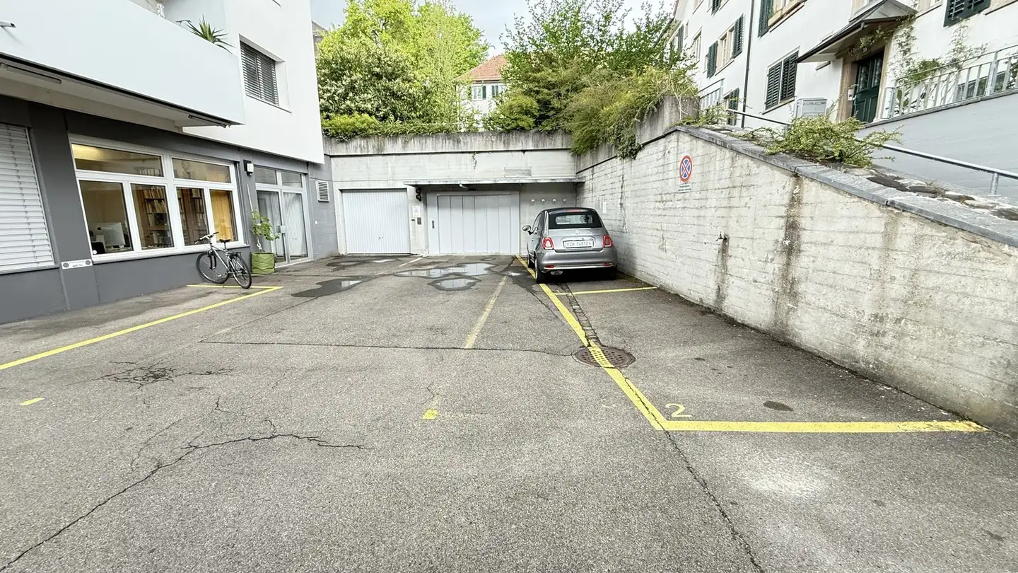 Place de parking extérieure à louer - Dorfstrasse 40, 8037 Zürich
