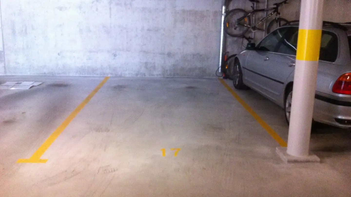 Tiefgaragenstellplatz mieten - Aalmattenweg 18, 2560 Nidau