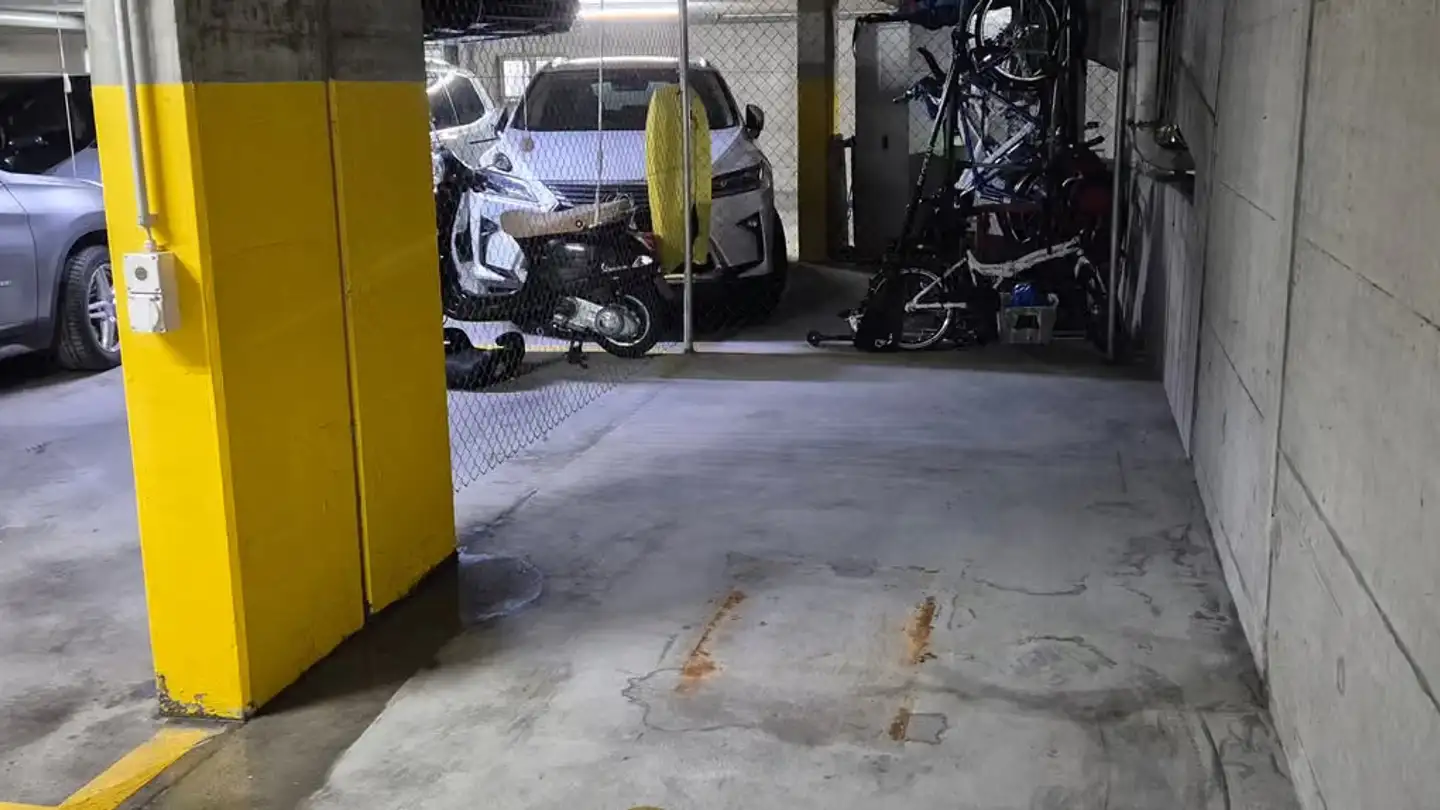Place de parking souterraine à louer - In Der Weid, 8122 Binz