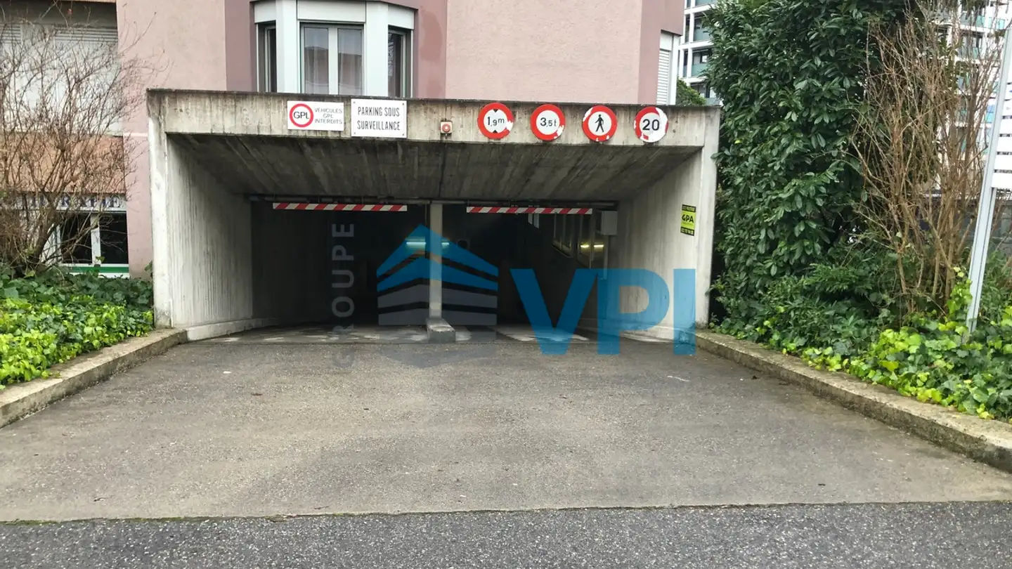 Underground parking space for rent - Chemin Des Vignes 15, 1213 Petit-Lancy