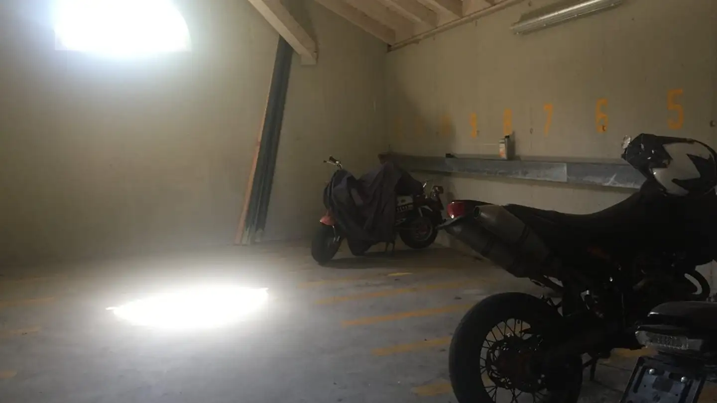 Place de parking intérieure pour moto à louer - Im Tobel 50, 8706 Meilen - Photo 3