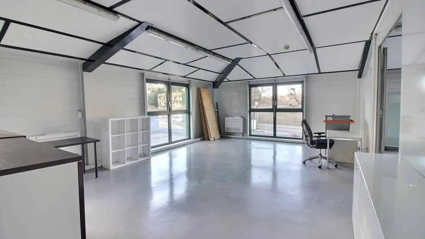 Commercial for rent - 1093 La Conversion