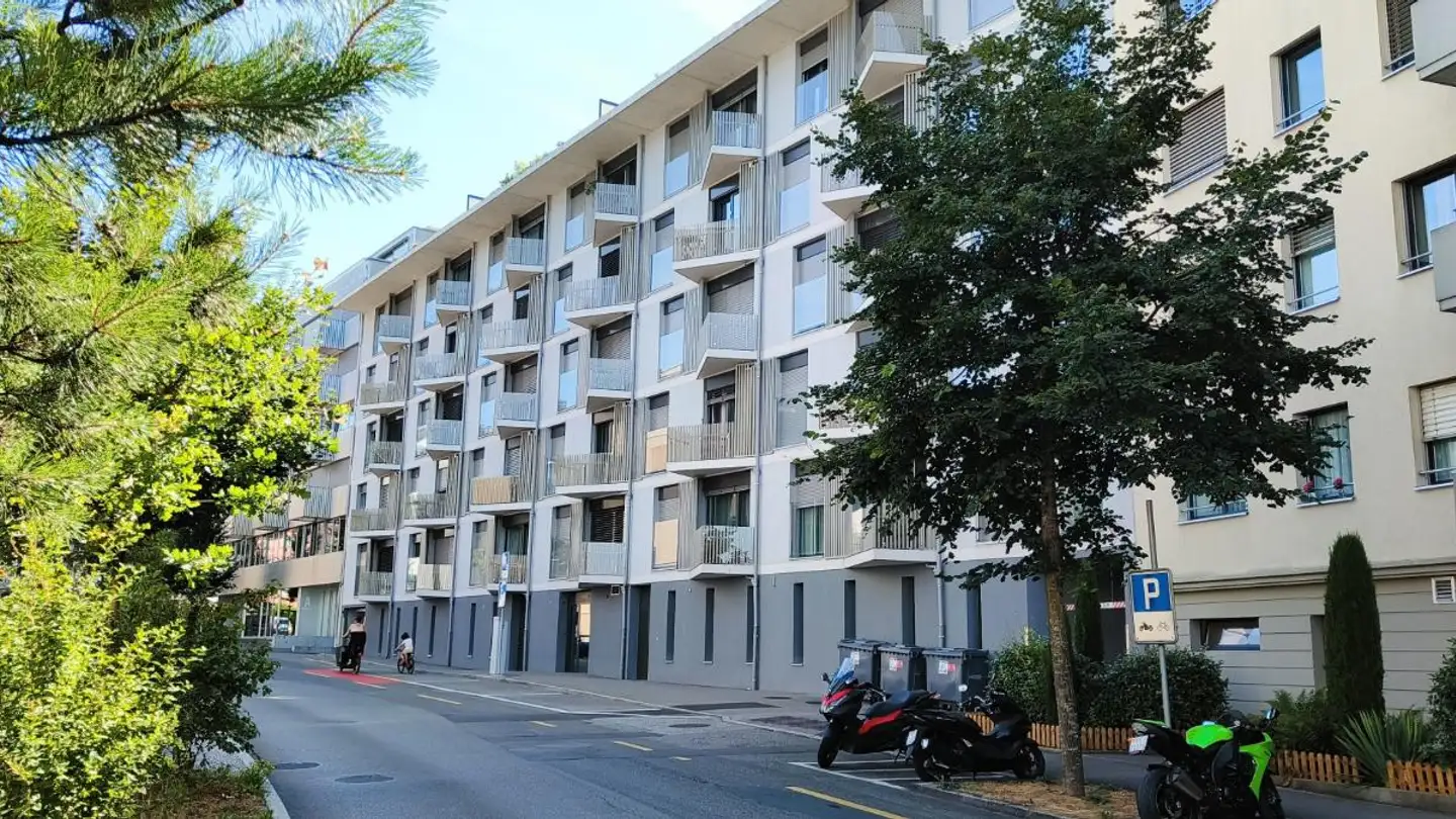 Place de parking extérieure à louer - Avenue De Gilamont 44b, 1800 Vevey