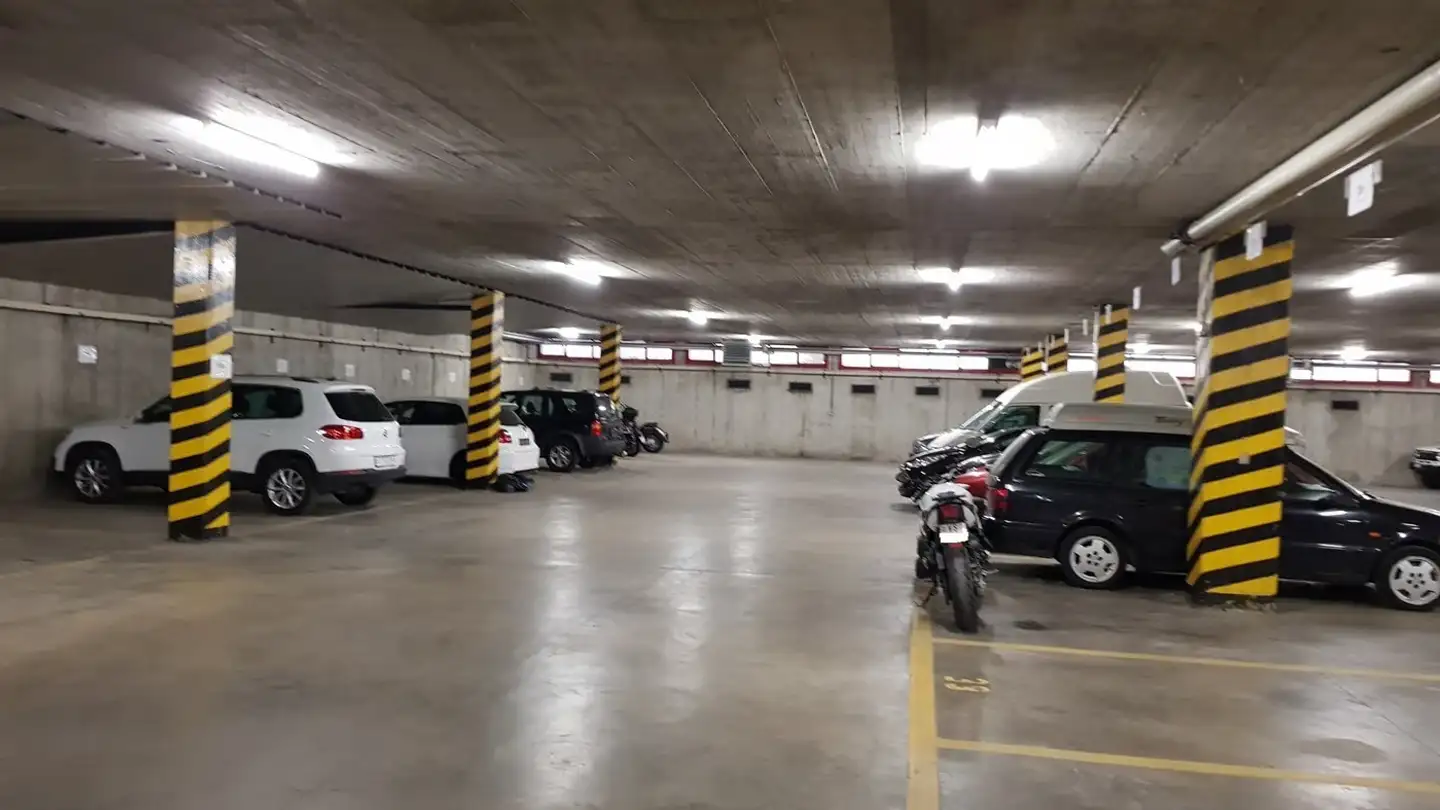 Place de parking extérieure à louer - Schinerstrasse 16, 3900 Brig - Photo 4