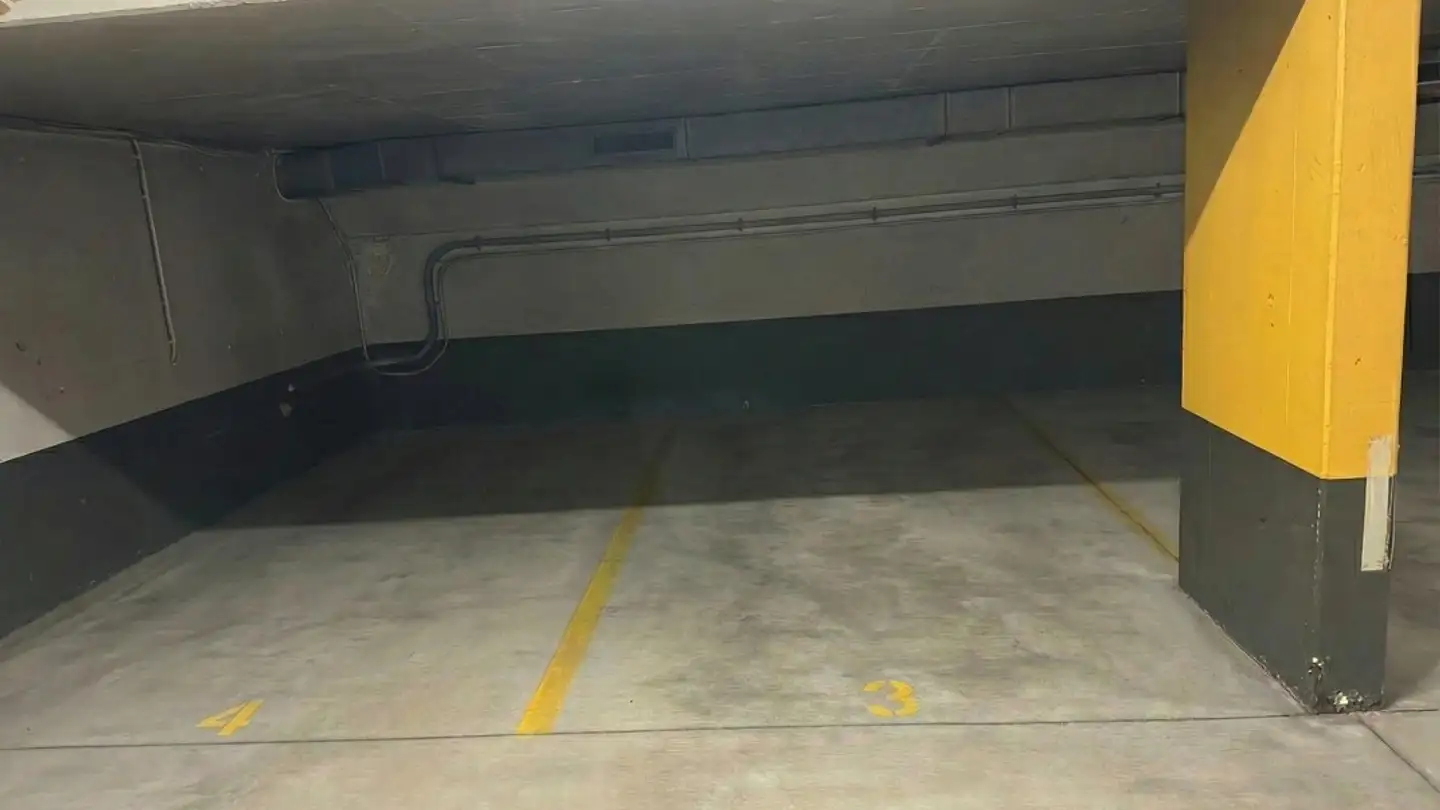 Place de parking souterraine à louer - 8050 Zürich