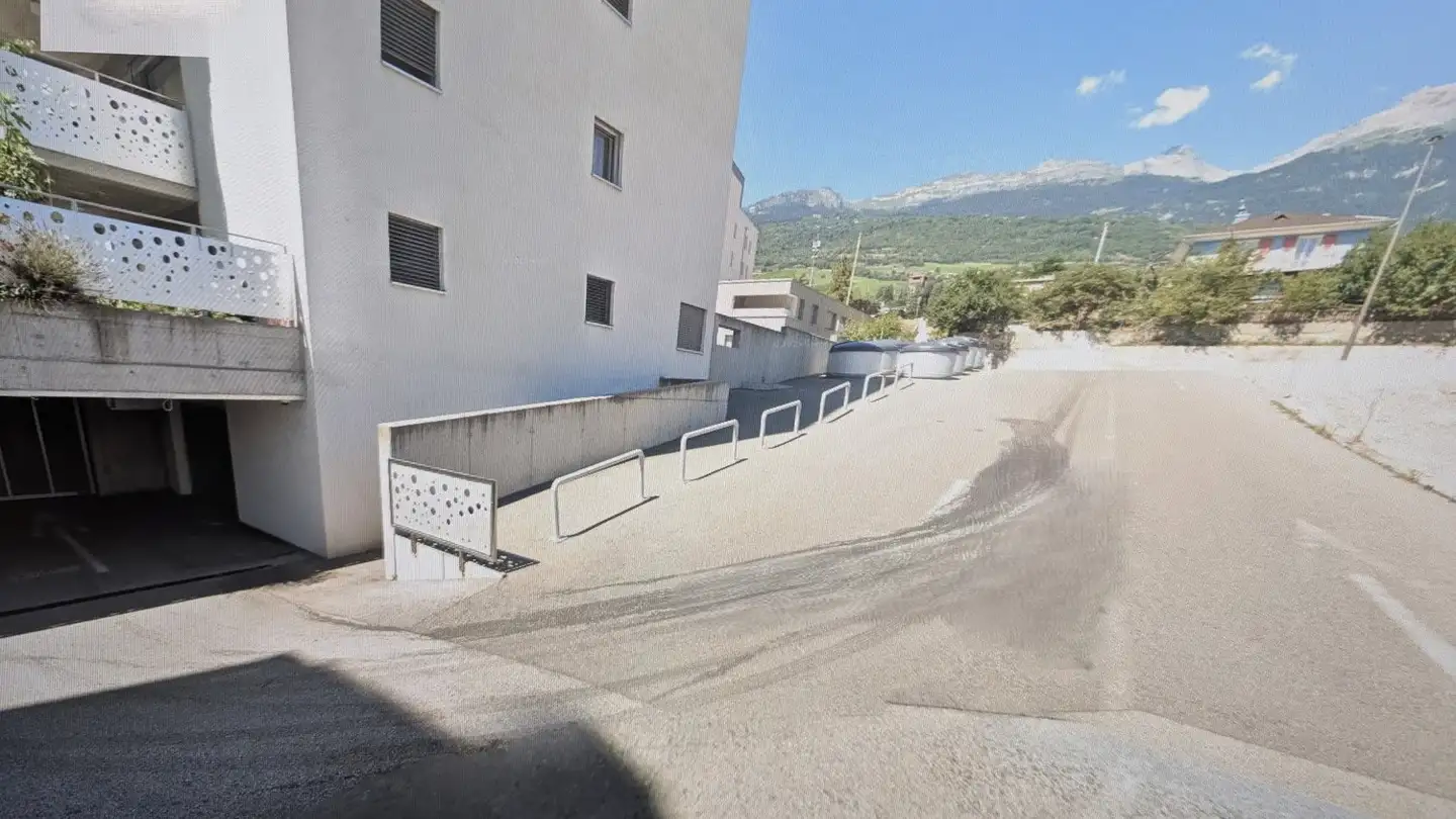 Place de parking extérieure à louer - Avenue Des Platanes 17c, 3960 Sierre - Photo 2