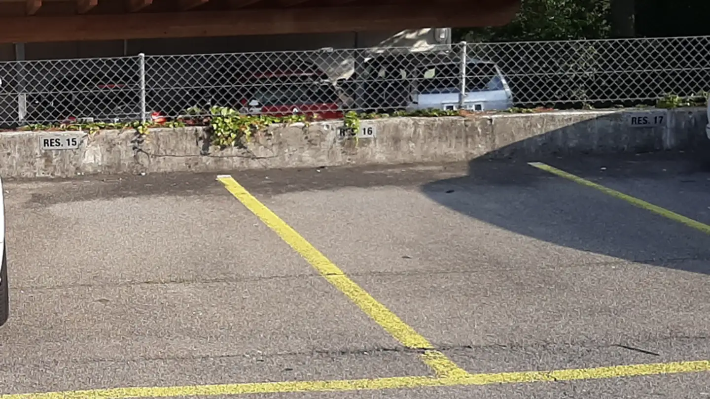 Place de parking extérieure à louer - Im Heidacher 4, 8620 Wetzikon ZH