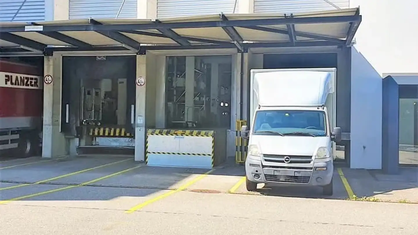 Mixed-use building for rent - Grabenstrasse 1, 8606 Nänikon