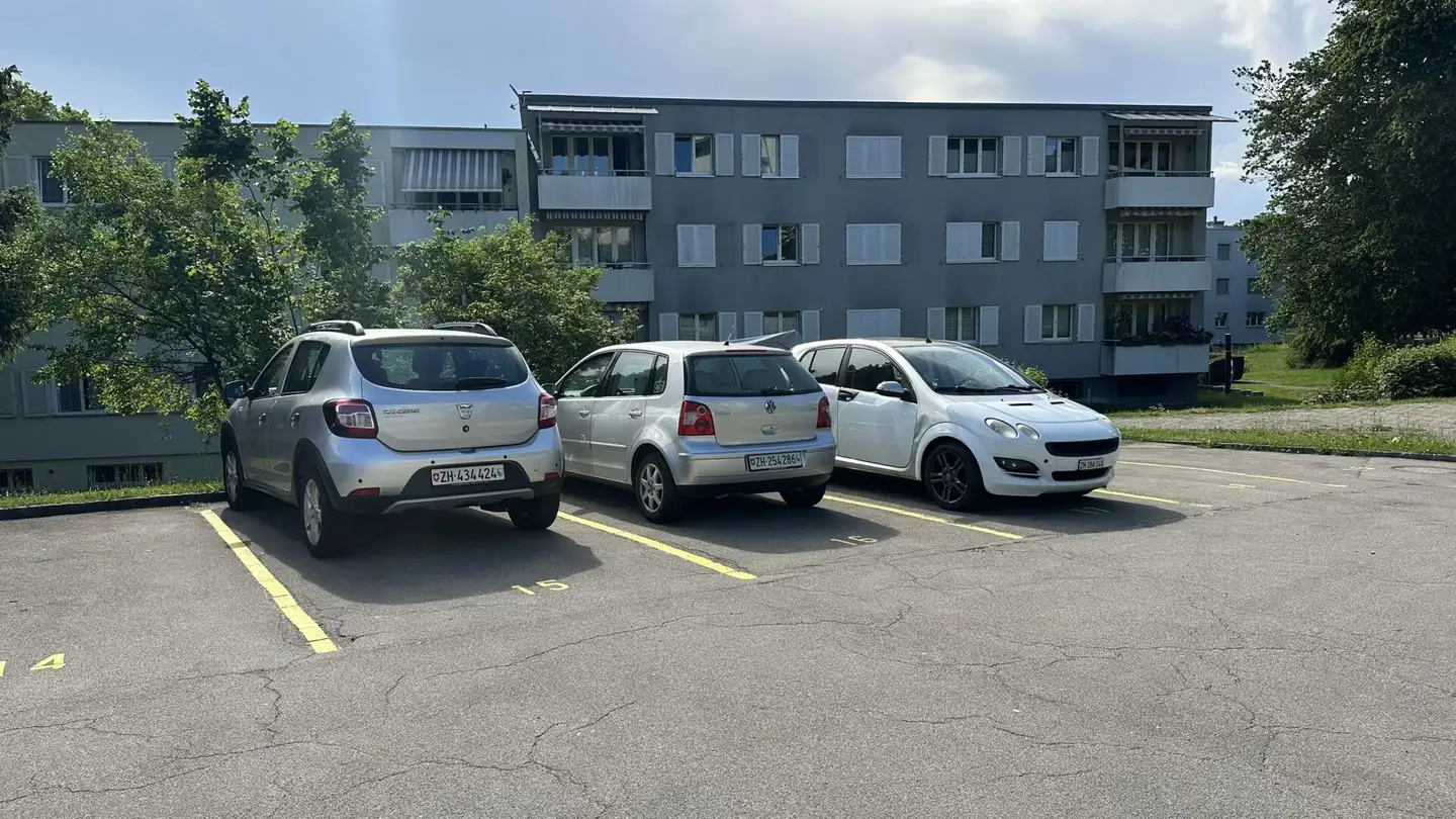 Place de parking extérieure à louer - Wallikerstrasse 1, 8330 Pfäffikon ZH