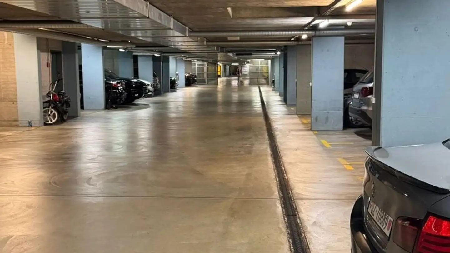 Place de parking extérieure à louer - Bahnhofplatz 17, 6440 Brunnen